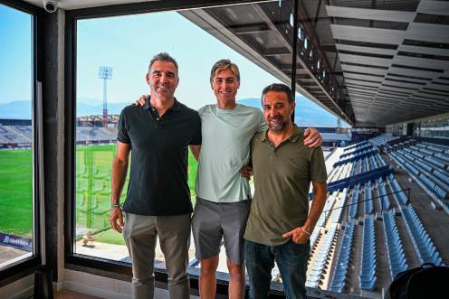 <i>Fran Anera, Jaime Morillas y Juan Gambero posando tras la renovación del portero. / Real Jaén CF. </i>