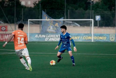 <i>Miquel Llabrés controla el balón en un partido con el Andratx. / CEA.</i>