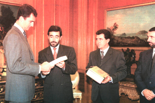 <i>Felipe López hace entrega del libro en presencia del diputado de Cultura, Juan Fernández, y del portavoz del Partido Popular en la Corporación Provincial, Francisco Armijo. / Archivo Histórico de Diario JAÉN.</i>