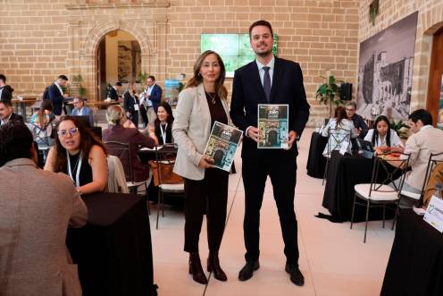 <i>Elena Rodríguez y Francisco Javier Lozano en el encuentro profesional sobre oleoturismo. Archivo. / Europa Press.</i>
