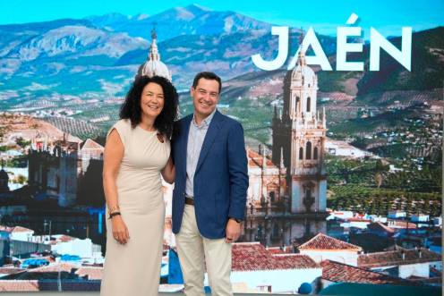 <i>Isabel Azañón, candidata del PP a la alcaldía de Jaén junto a Juanma Moreno. / @Juanmamoreno.</i>