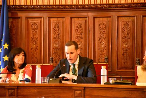 <i>Juan Latorre mientras pronuncia su primer discurso como presidente de la Diputación de Jaén y, a su derecha, Francisca Medina. / Juanjes García / Diputación de Jaén.</i>