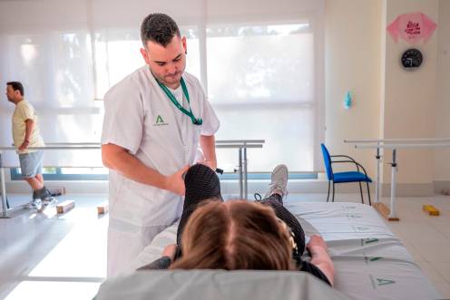 <i>Un fisioterapeuta con una paciente. / Hospital Universitario de Jaén. </i>