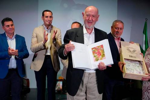 <i>Juan Eslava Galán sostiene una de las obras. / Diputación de Jaén.</i>