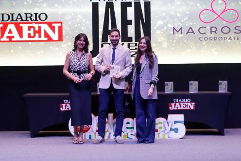 <i>Juan Cámara, entre Mamen Muñoz, edil de Bienestar Social, Igualdad, Diversidad y Participación Ciudadana de Linares, y Olivia Pérez, directora de Comunicación de Macrosad. / Jason Moyano / Diario JAÉN.</i>