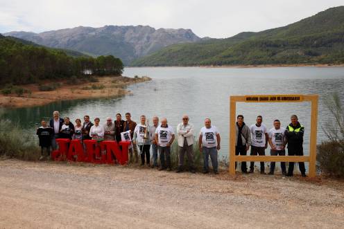 <i>Fotografía de familia de los asistentes a la inauguración de un mirador que recordará los 85 años de historia de Diario JAÉN. / Jason Moyano / Diario JAÉN. </i>
