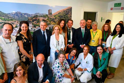 <i>Autoridades y personal sanitario en la inauguración. / Junta de Andalucía.</i>