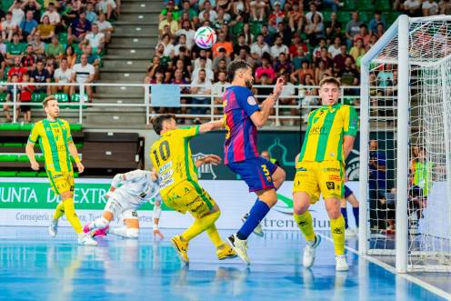 <i>Un lance del duelo que disputaron Jaén Paraíso Interior y Barça en la semifinal de la Copa del Rey en Cáceres. / RFEF. </i>