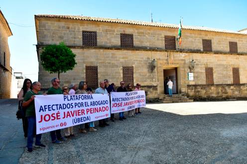 <i>Un grupo de víctimas sostiene la pancarta recién estrenada de la Plataforma de Afectados por el Abogado José Javier Peinado. / Jesús Delgado / Inmaculada Cejudo.</i>