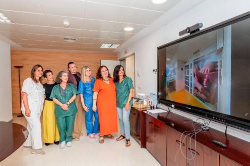 <i>Profesional sanitario y madres de la AMPA del colegio Pedro Poveda. / Junta de Andalucía.</i>