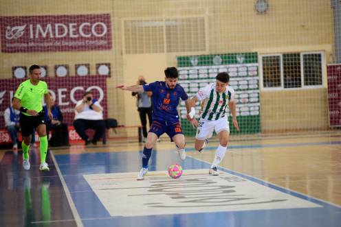<i>Dani Zurdo, del Jaén FS, avanza ante un rival del Córdoba. / Jaén Paraíso Interior FS. </i>