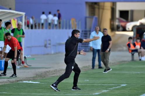 <i>Funes da instrucciones con Manuel Chumilla al fondo.</i>