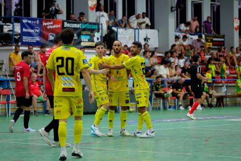 <i>Power, Boyis y Lemine celebran un gol en el partido ante el Villa del Río. / Jaén Paraíso Interior. </i>