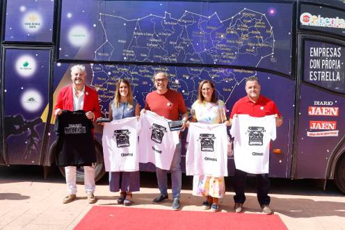 <i>Juan Espejo, Yasmina Oliva, Javier Chica, María Jesús Rodríguez y Manuel Pegalajar posan con unas camisetas conmemorativas por el 85 Aniversario de Diario JAÉN.</i>