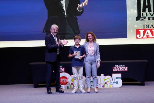 <i>El director de Diario JAÉN, Juan Espejo, entrega el reconocimiento al hermano del joven artista, Marcos Paulano, y a su madre, Johana Castillo. / Jason Moyano / Diario JAÉN.</i>