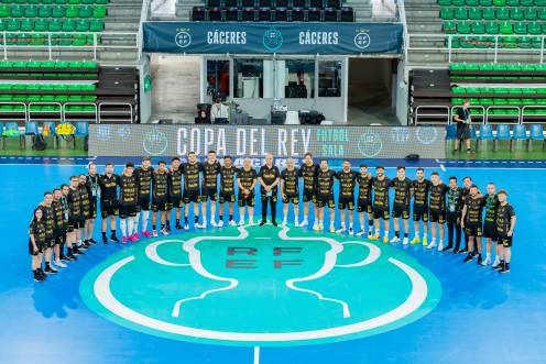 <i>Foto de familia de la plantilla del Jaén Paraíso Interior FS en Cáceres. / RFEF. </i>