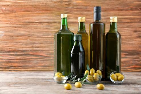 <i>Botellas de aceite y aceitunas en una imagen de archivo. / Junta de Andalucía.</i>