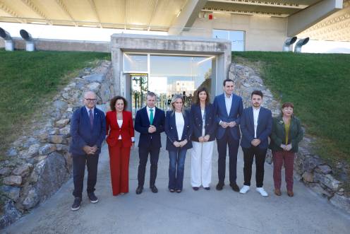 <i>La ministra Milagros Tolón en su visita a la sede de la Fundación Innovasur, en Jaén, junto a Manuel Fernández, Esther Monterrubio, Julio Millán, Mercedes Villegas, Juan Latorre y Pilar Parra. / Jason Moyano / Diario JAÉN.</i>