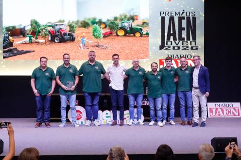 <i>Integrantes de Olipasión 32 recogen el reconocimiento de manos de Raúl Martínez, teniente de alcalde de Peal de Becerro, y del delegado territorial Miguel Contreras. / Jason Moyano / Diario JAÉN.</i>