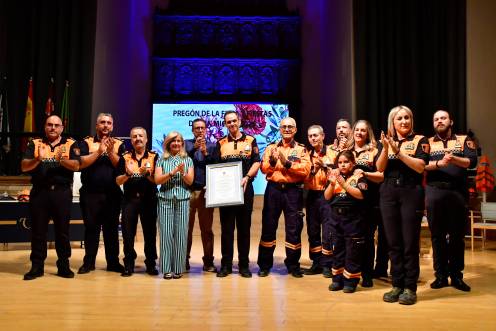 <i>Voluntarios y familiares se congregaron en torno al antiguo Hospital de Santiago para oír el pregón de la Feria de San Miguel, una alocución que estuvo plagada de guiños a la historia de la agrupación de voluntarios de Protección Civil. / Jesús Delgado.</i>