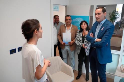 <i>Juan Latorre y Francisca Medina visitan las instalaciones de la asociación, junto a Óscar Moriana. / Diputación de Jaén.</i>