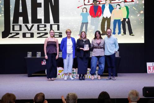 <i>Lorena Padilla recoge el premio entregado por Paula Algar, coordinadora de directores de Entrepinares del Mercadillo, junto a varios compañeros de Jóvenes con Gracia. / Jason Moyano / Diario JAÉN. </i>