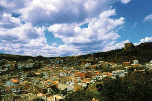 <i>Foto panorámica del municipio de Huelma. / Diputación de Jaén. </i>