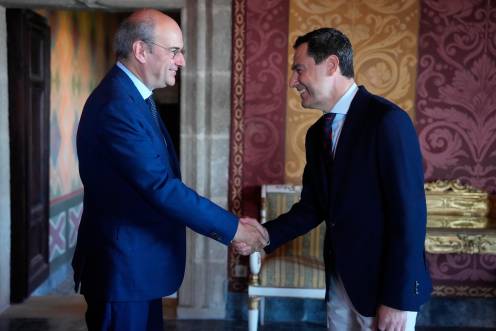 <i>El presidente de la Junta de Andalucía en funciones, Juanma Moreno, junto al viceprimer ministro de Grecia, Kostis Hatzidakis. / Junta de Andalucía</i>