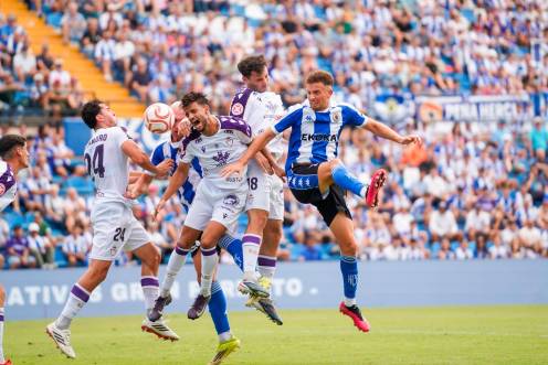 <i>Lucha en el área. / Hércules CF.</i>
