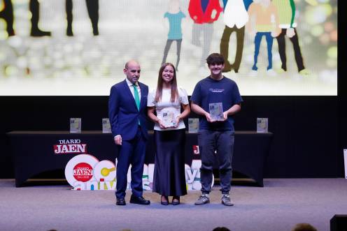 <i>Antonio Nieto, director de la oficina de Caja Rural del polígono de Los Olivares junto a los premiados, María Martínez y Pablo Garzón. / Jason Moyano / Diario JAÉN.</i>