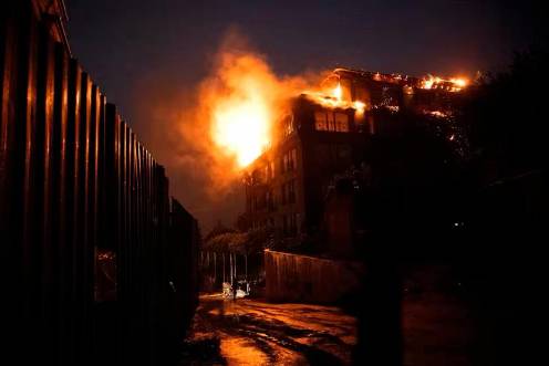 <i> Un incendio arrasa un edificio dañado en un ataque combinado masivo ruso en Kiev, Ucrania. / Europa Press. </i>