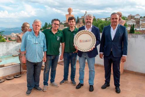 <i>Paco Tito, Pablo Tito, Tito Martínez, Juan Espejo y Eleuterio Muñoz posan con el plato conmemorativo por el 85 aniversario de Diario JAÉN. / Jesús Delgado.</i>