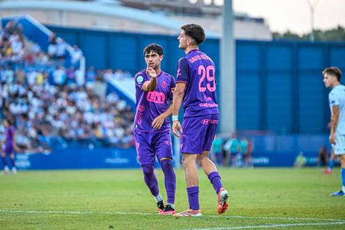 <i>Curro Burgos anima a David Serrano en el decisivo partido disputado ante el Atlético Baleares. / Real Jaén.</i>