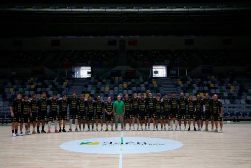<i>Foto de la plantilla y el cuadro técnico del Jaén Paraíso Interior FS en el primer entrenamiento en el Olivo Arena. / Jason Moyano / Diario JAÉN. </i>