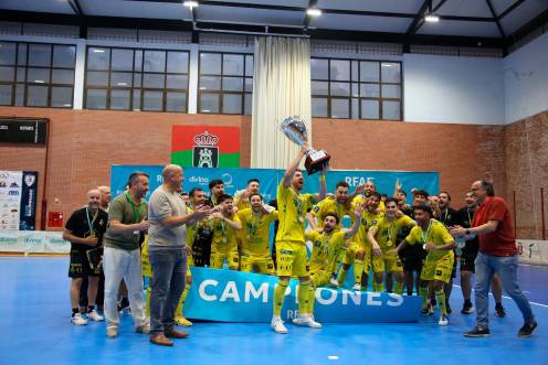 <i>El Jaén FS Paraíso Interior levanta la Copa de Andalucía como campeones. / Jaén FS </i>