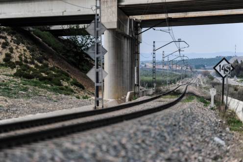 <i>Trazado ferroviario sin trenes entre el barrio de Las Infantas y Jaén en una fotografía de Archivo. / Agustín Muñoz / Diario JAÉN.</i>