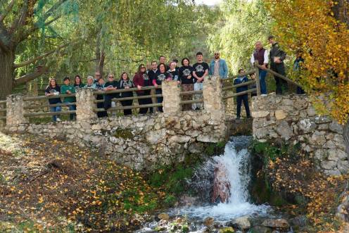 <i>Juan Latorre, acompañado de la diputada Isabel Uceda y el alcalde, Antonio Rodríguez, realiza una visita técnicas a las obras en el sendero de El Berral. / Diputación de Jaén.</i>