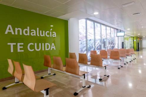<i>Sala de espera en la planta baja del Centro Médico-Quirúrgico. / Junta de Andalucía.</i>