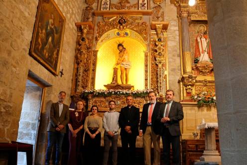 <i>Foto de familia junto a la columna restaurada. / Fundación Caja Rural Jaén.</i>