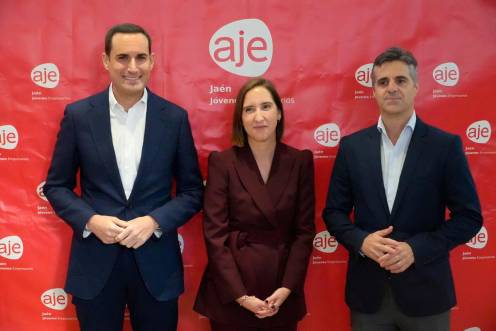 <i>Juan Latorre, Rocío Uceda y Luis Miguel Carmona en el encuentro “Horizonte Empresarial”. / Diputación de Jaén.</i>