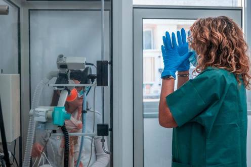 <i>Una profesional sanitaria atiende a una paciente en una prueba médica. / Hospital Universitario de Jaén.</i>