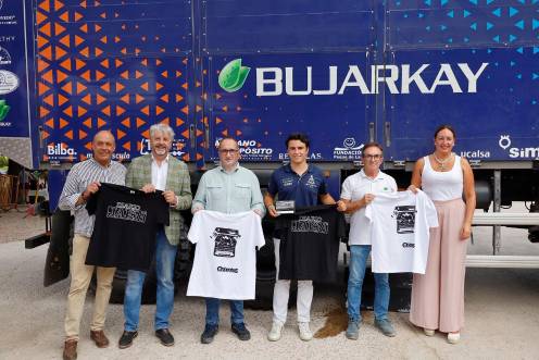 <i>Rafael Palomares, Juan Espejo, José Ayala, Fidel Castillo, Gonzalo Castillo y Ana María Gómez, con camisetas de Diario JAÉN frente al camión de la empresa jiennense que compitió en el Rally Dakar. / Jason Moyano / Diario JAÉN. </i>