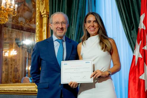 <i>La catedrática Macarena Espinilla recoge el premio por el proyecto que lidera, AIgentiCARE. / Universidad de Jaén.</i>