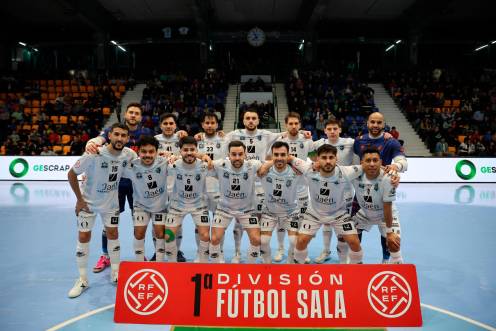 <i>Los jugadores del Jaén Paraíso Interior FS, antes del partido de la temporada pasada en la pista del CD Xota. </i>