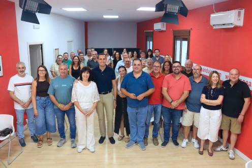 <i>Foto de familia tras la reunión del Comité Comarcal del PSOE. / PSOE de Jaén. </i>