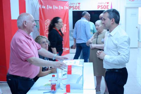 <i>Julio Millán, Carlos Alberca y otros militantes ejercen su derecho a voto en las primarias. / Pablo Espinosa Luna / Diario JAÉN.</i>