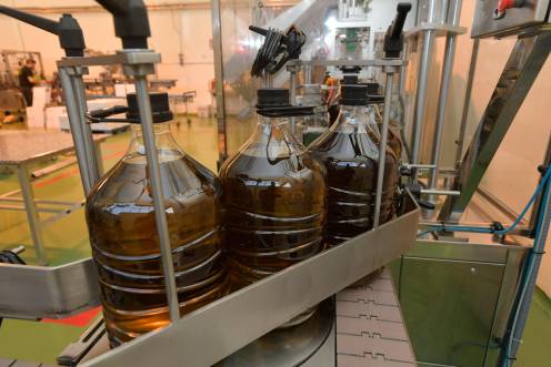 <i>Botellas de aceite, en una envasadora, en imagen de archivo. / A. Muñoz / Diario JAÉN. </i>