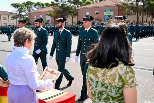 <i>Entrega de despachos a la 130ª promoción en la Academia de la Guardia Civil en Baeza. / Ministerio del Interior. </i>