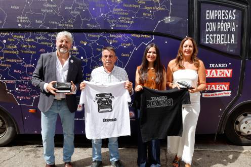 <i>Juan Espejo, Juan Zafra, Olivia Pérez, Ana María Gómez, al término del acto de la ruta “Empresas con Propia Estrella” en Carchelejo. / Jason Moyano / Diario JAÉN</i>