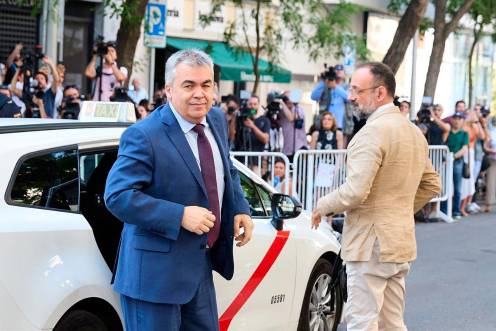 <i>El exsecretario de Organización del PSOE Santos Cerdán a su llegada a declarar en el Tribunal Supremo, a 30 de junio de 2025, en Madrid. / Jesús Hellín / Europa Press.</i>